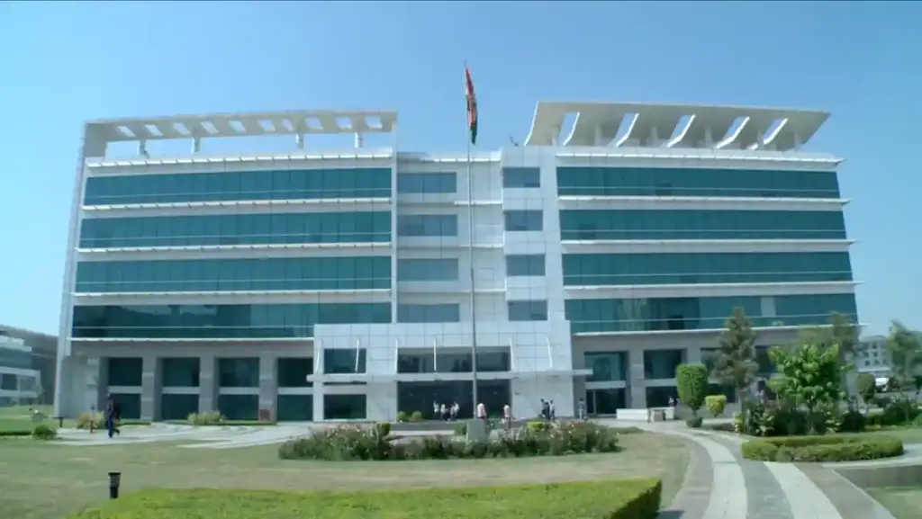 Public transport in Noida