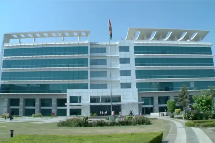Public transport in Noida