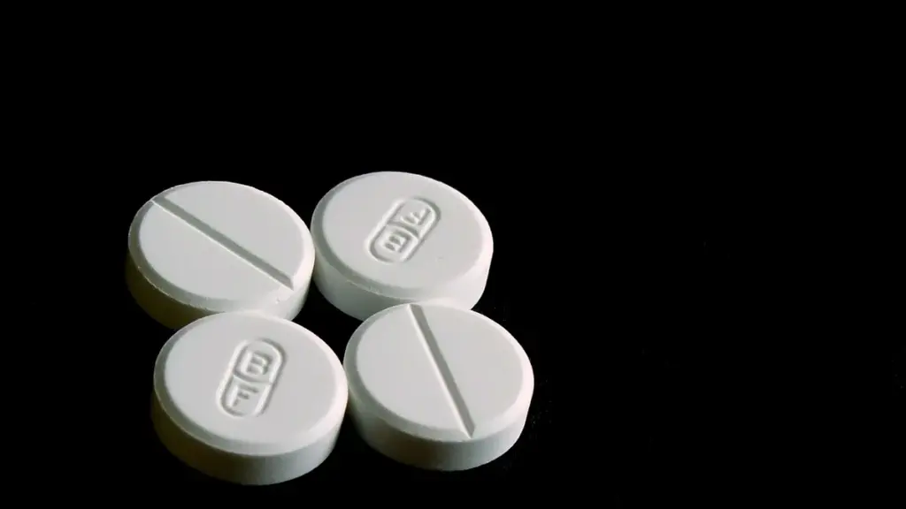 White 500-milligram acetaminophen tablets displayed on a clean reflective surface.