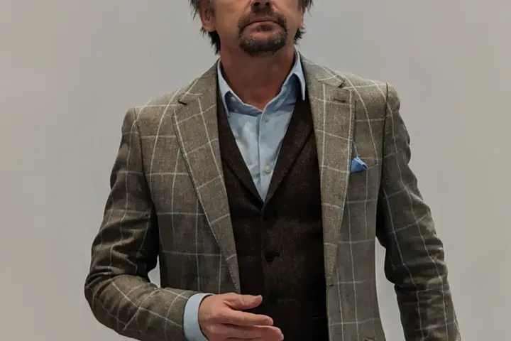 Portrait photograph of British television presenter Richard Hammond speaking into a microphone.