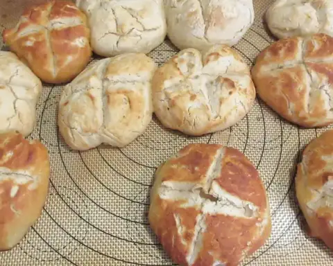 Fresh baked bread rolls on a tray, used as a representative image for a Great Value Hawaiian rolls recall report.
