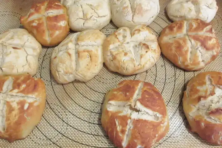 Fresh baked bread rolls on a tray, used as a representative image for a Great Value Hawaiian rolls recall report.