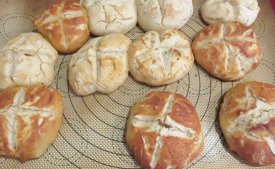 Fresh baked bread rolls on a tray, used as a representative image for a Great Value Hawaiian rolls recall report.