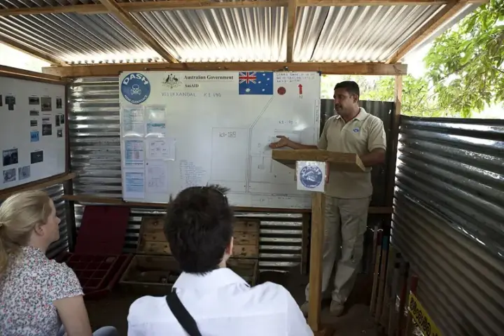 Mine-action coordinator briefs visitors in Sri Lanka.