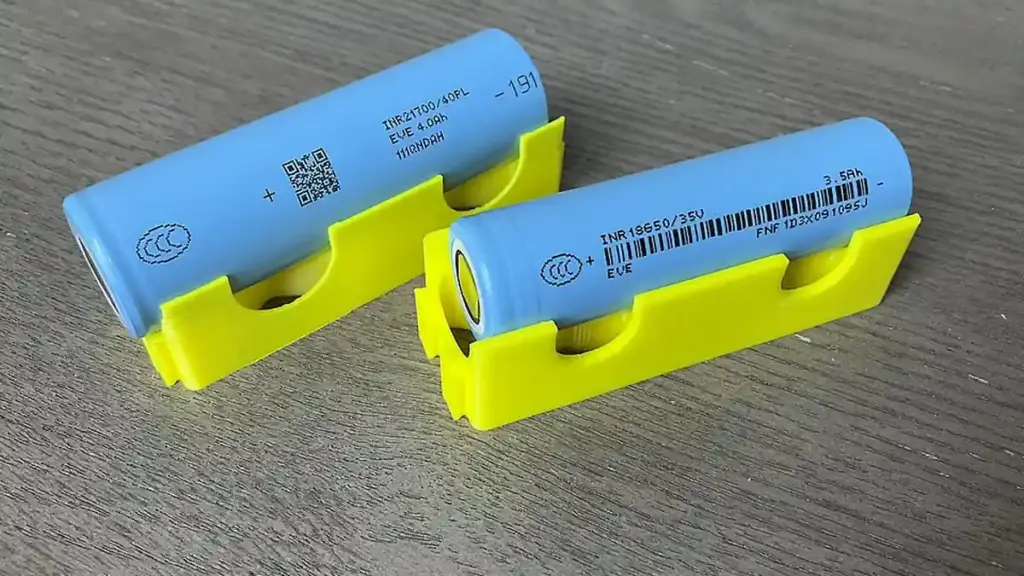 Cylindrical 18650 and 21700 lithium-ion battery cells side by side showing the standard form factors used in battery pack assembly