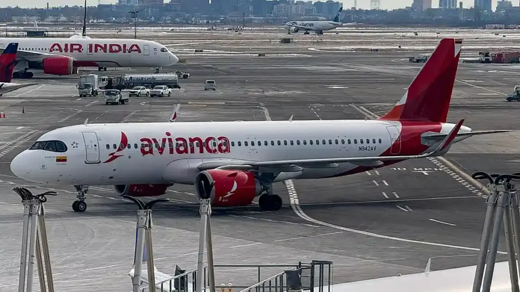 Avianca Airbus A320 aircraft in flight.