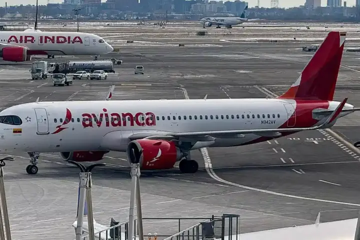 Avianca Airbus A320 aircraft in flight.
