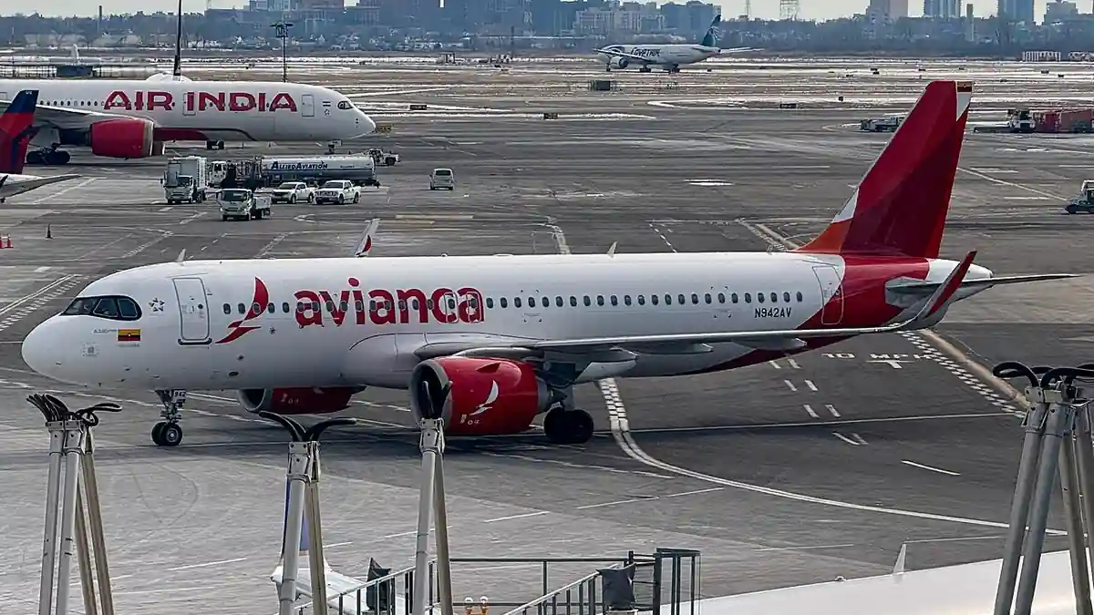 Avianca Airbus A320 aircraft in flight.