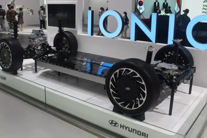 An electric vehicle platform displayed as an exhibit.