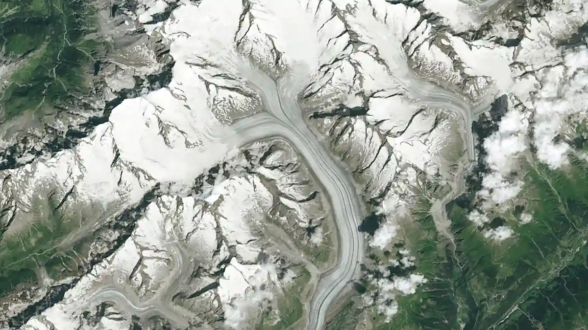 Before and after satellite images showing glacial ice loss in the Swiss Alps