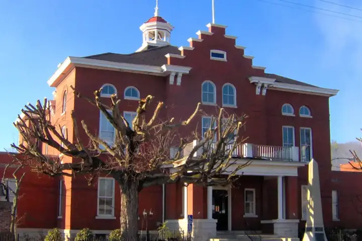 Exterior of a historic courthouse in Tennessee.
