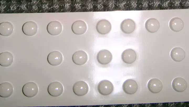 Close-up of levothyroxine thyroid medication tablets in a blister pack, representing the recalled lot 504950 superpotency concern.