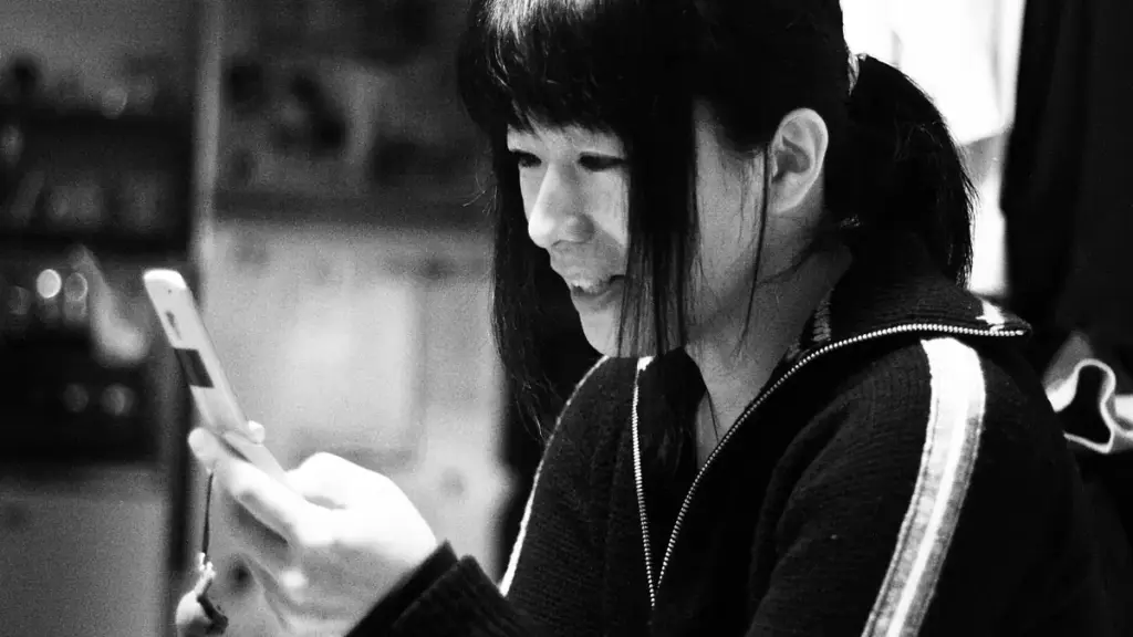 A Japanese woman with a mobile phone.jpg